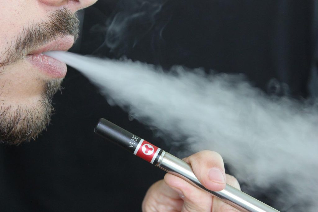 Cigarette électronique : son utilisation est-elle risquée ?