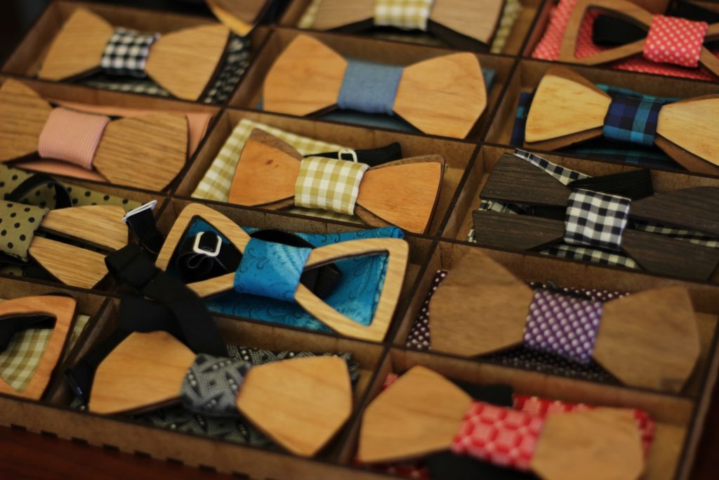 Comment assortir son nœud papillon en bois ?