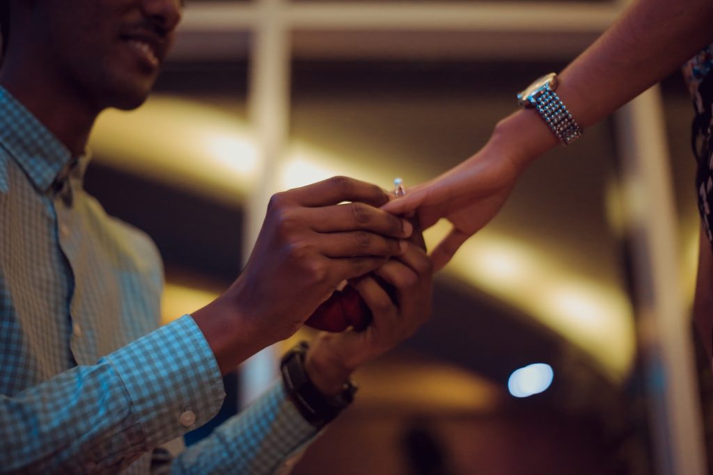 Bague de fiançailles : comment porter sa bague de fiançailles ?